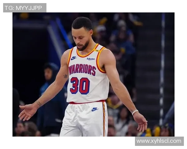 勇士全队备战新赛季,球队核心状态良好 勇士全队备战新赛季,球队核心状态良好